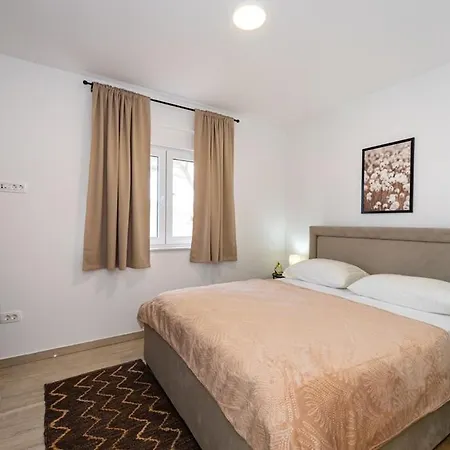 Ledi Neu Apartment Vir